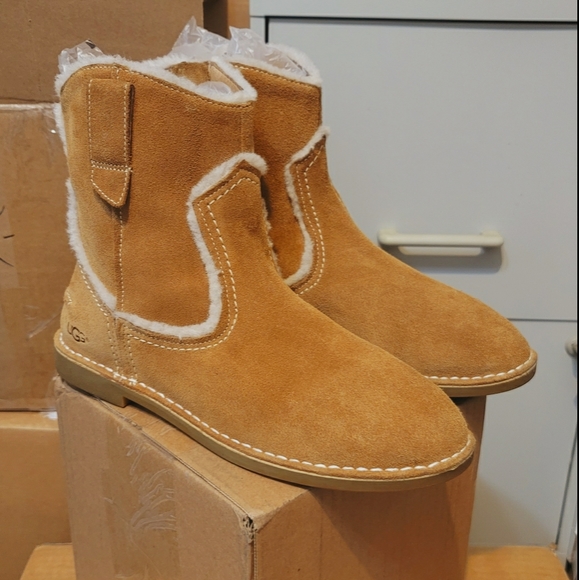 SOLD OUT UGG CATICA Western Style Ankle Boots S-9. - Picture 2 of 12